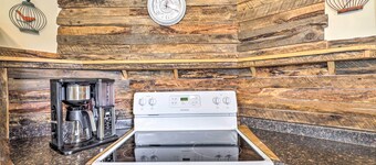 Cozy Helper Home w/ Fenced Yard, Pets Welcome