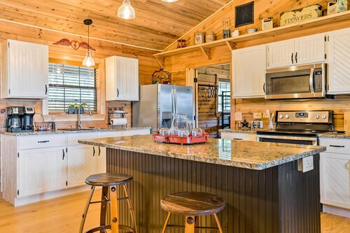 Cozy New Braunfels Family Cabin w/ Porch & Views!