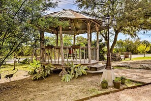 Property grounds - Cozy New Braunfels Family Cabin w/ Porch & Views! (New Braunfels)