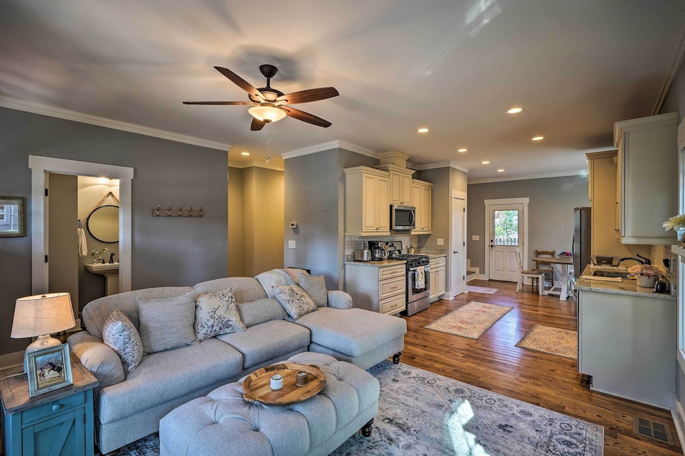 Cozy Southern Pines Retreat 1 Mi to Downtown!