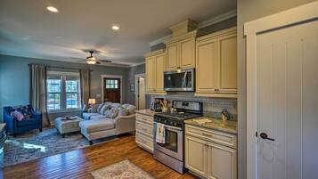 House (3 Bedrooms) | Interior