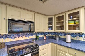 Interior - Cozy Higden Retreat - Near Greers Ferry Lake! (Higden)