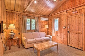 Interior - 1/2 Mi to Dtwn! Suttons Bay Cottage w/ Fire Pit (Suttons Bay)