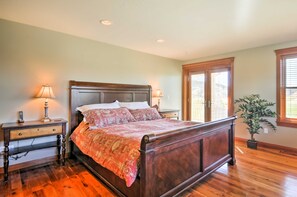 A bedroom with a wooden bed, two bedside tables with lamps, a nightstand, and a potted plant. - Custom Home w/ Decks in Boulder! Gateway to Parks! (Boulder)