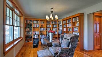 House (6 Bedrooms) | Interior