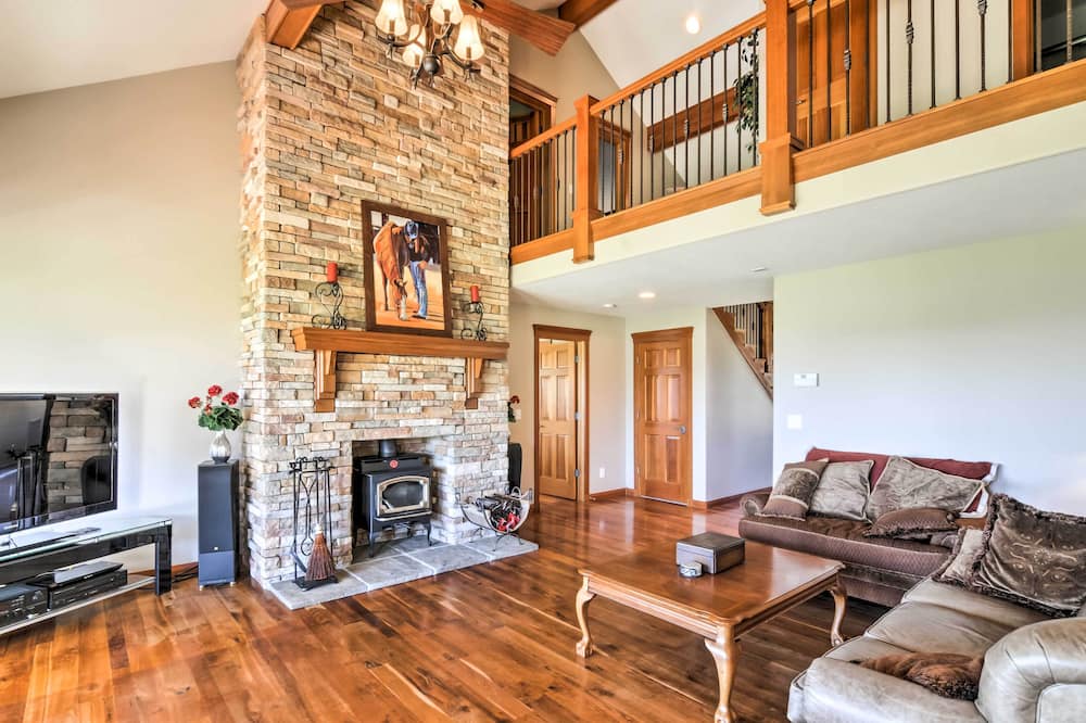 Custom Home w/ Decks in Boulder! Gateway to Parks! - Devils Garden, UT