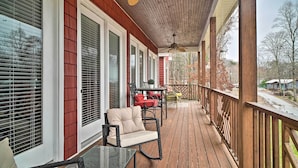 A covered porch with a table and chairs, a ceiling fan, and a view of the street. - Dog-friendly Family Home Steps to Norris Lake (Sharps Chapel)