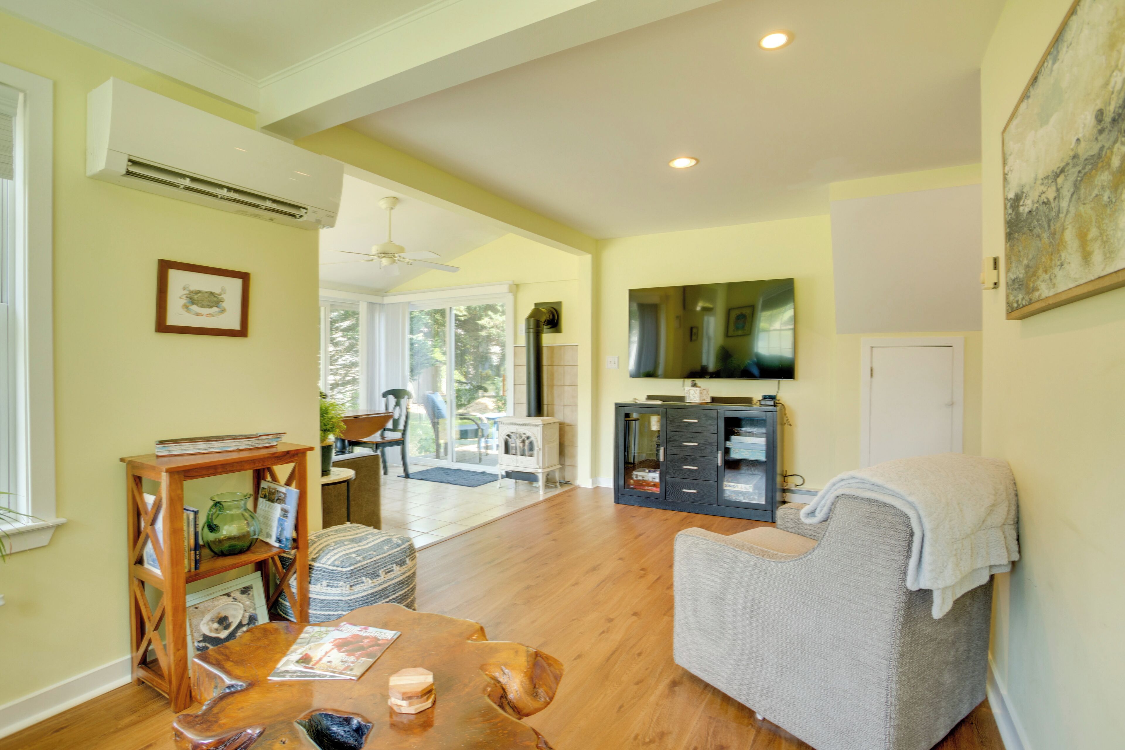 Family-friendly Cottage, Walk to the Beach!