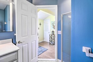 Interior - Family-friendly Cottage, Walk to the Beach! (Kennedyville)