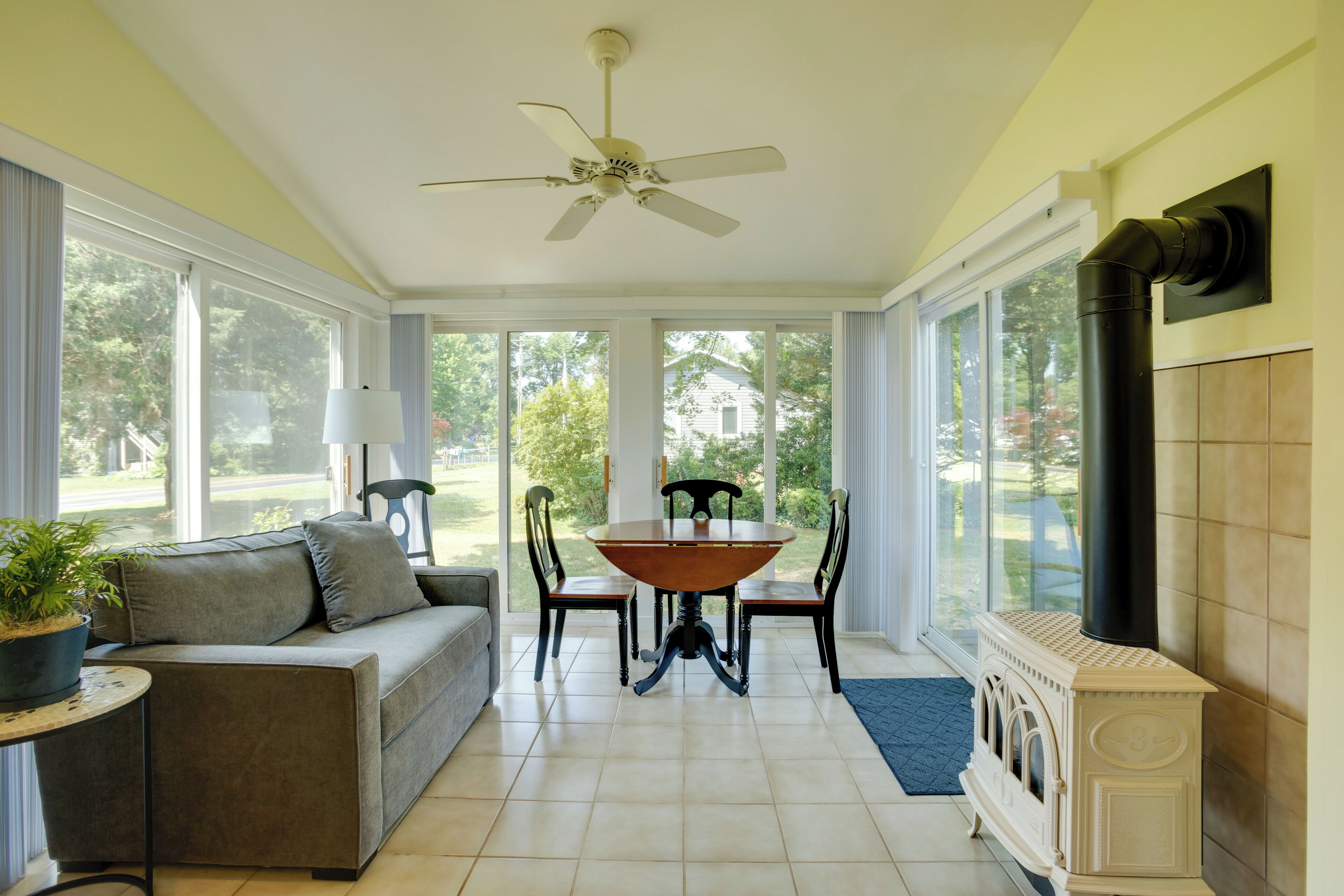 Family-friendly Cottage, Walk to the Beach!