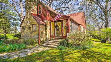 House (4 Bedrooms) | Exterior