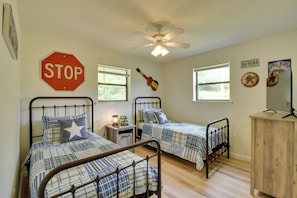 Cottage (3 Bedrooms) | Interior - Grand Murphy Cabin w/ Fire Pit & Game Room! (Murphy)