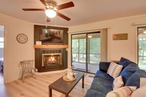 Cottage (3 Bedrooms) | Interior - Grand Murphy Cabin w/ Fire Pit & Game Room! (Murphy)