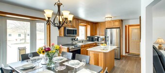 Walk to Lambeau Field: Green Bay Retreat