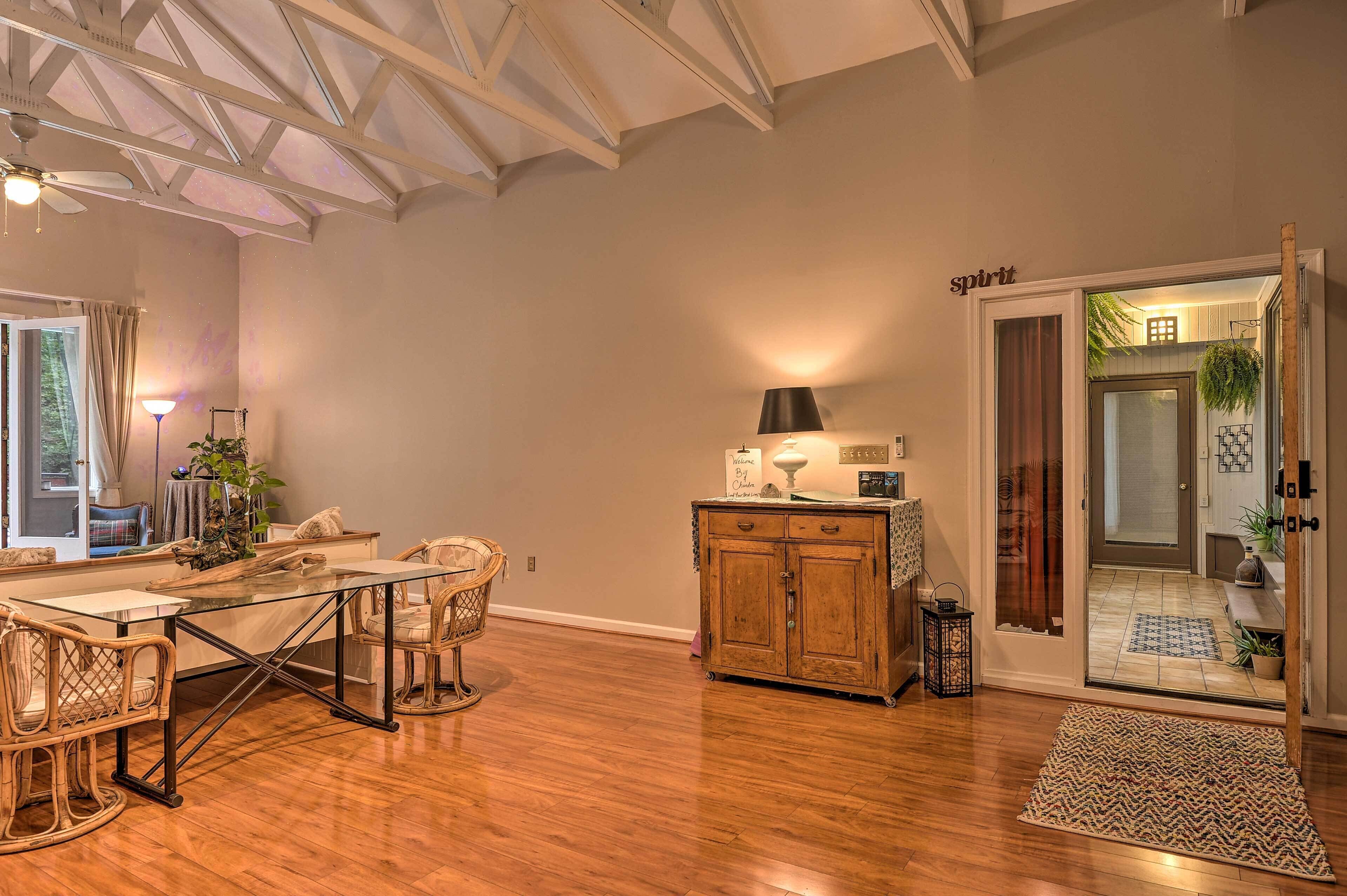 Forested Couples Retreat: 20 Miles to Baltimore!