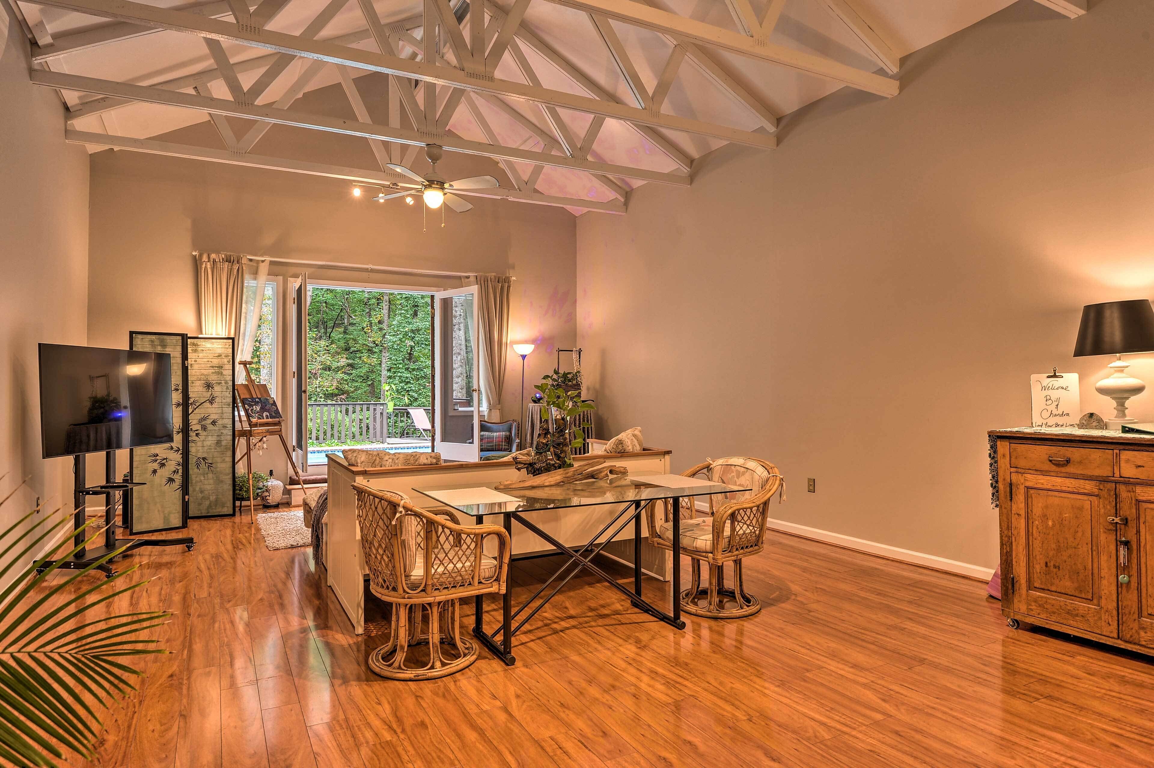 Forested Couples Retreat: 20 Miles to Baltimore!