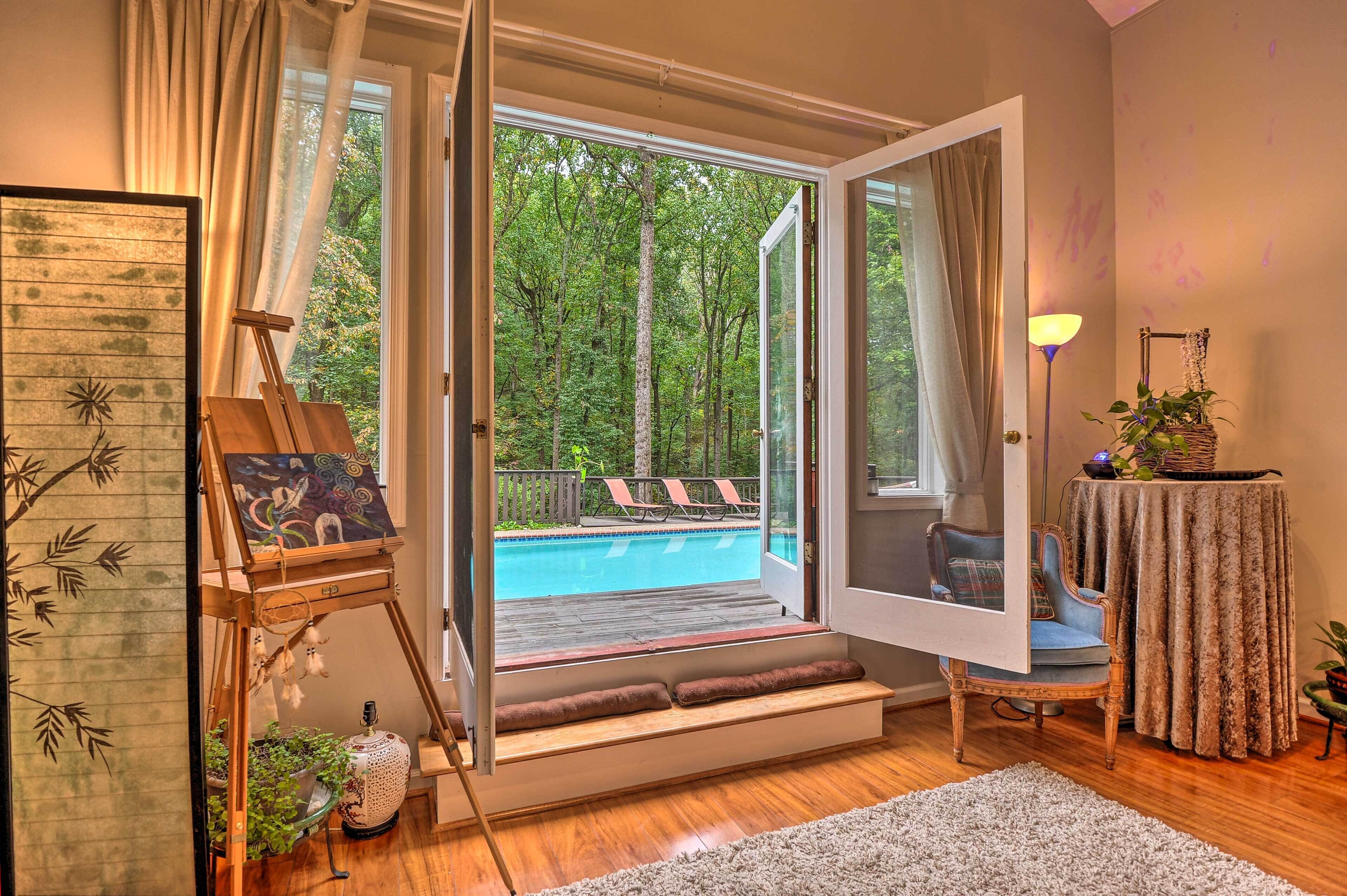 Forested Couples Retreat: 20 Miles to Baltimore!