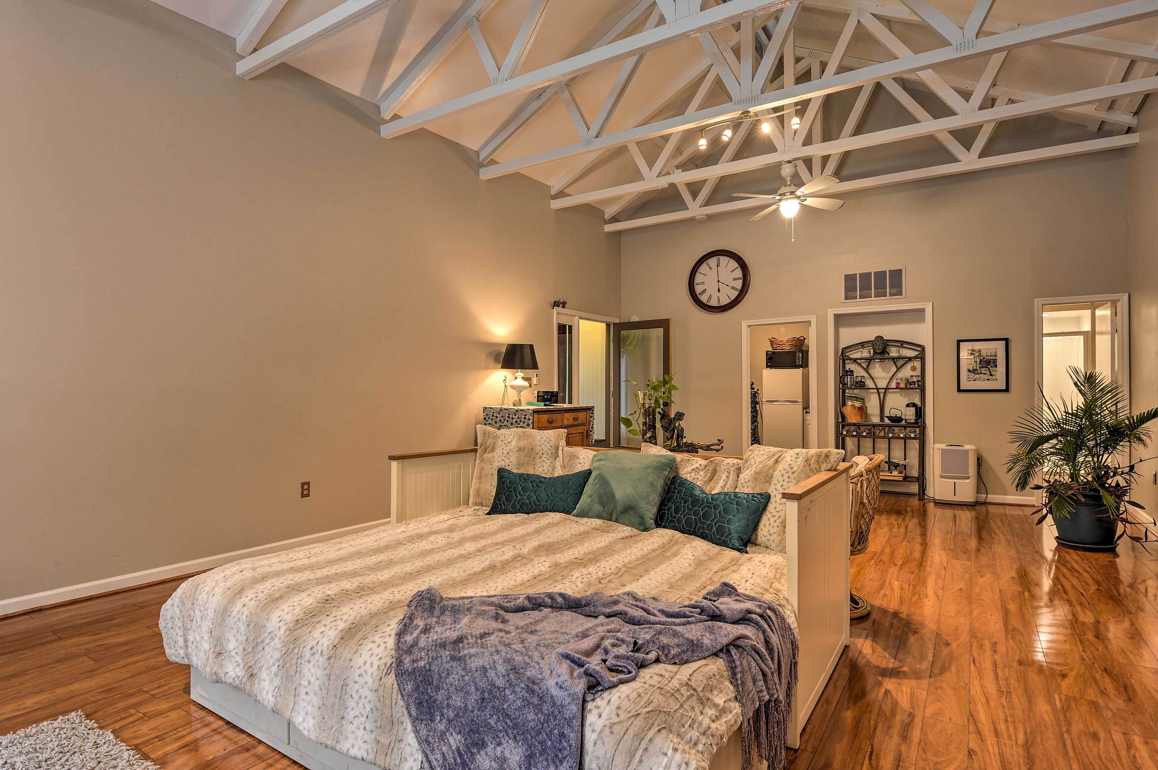 Forested Couples Retreat: 20 Miles to Baltimore!