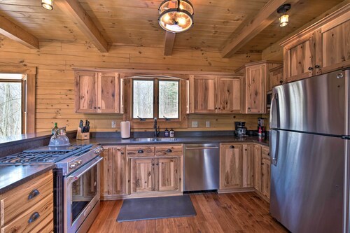 Family-friendly Warsaw Cabin w/ Deck & Fireplace!