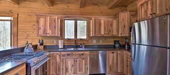 Family-friendly Warsaw Cabin w/ Deck & Fireplace!