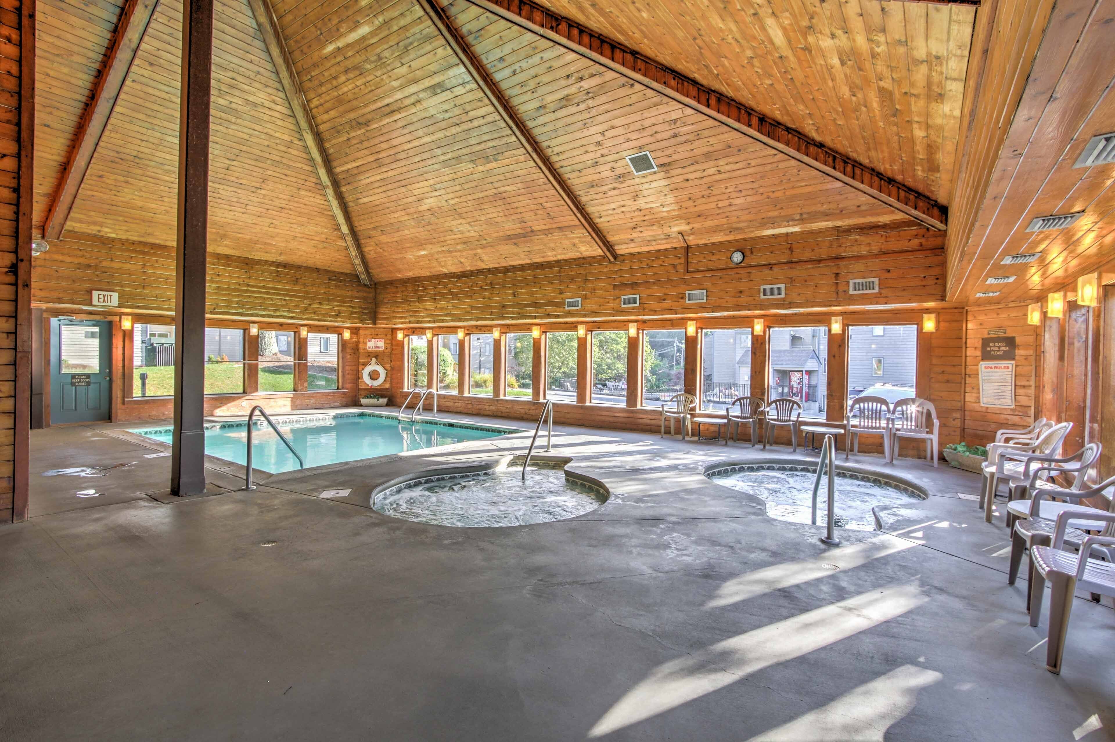 Gatlinburg Condo w/ Pool Access, Balcony, Mtn View