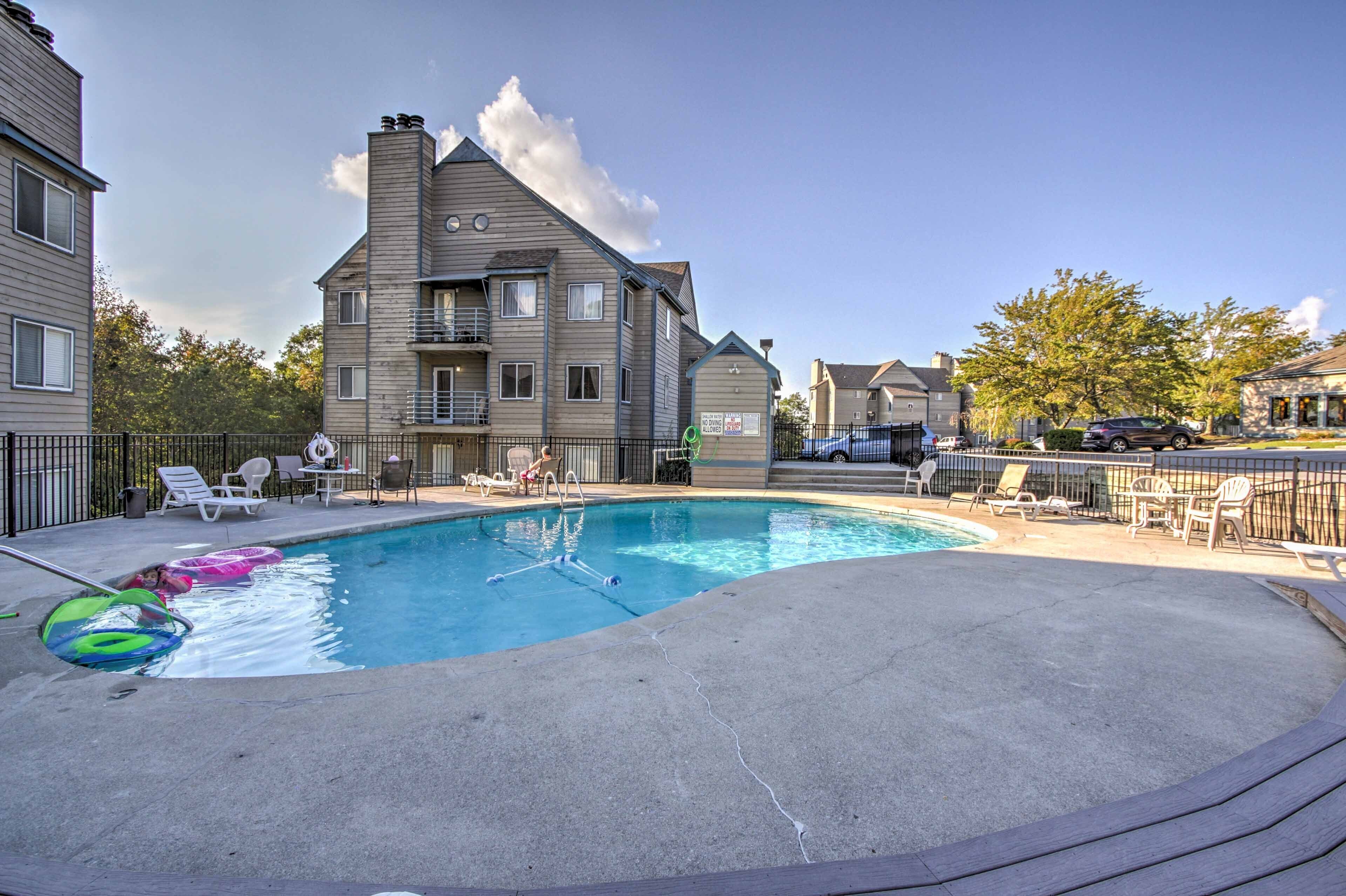 Gatlinburg Condo w/ Pool Access, Balcony, Mtn View
