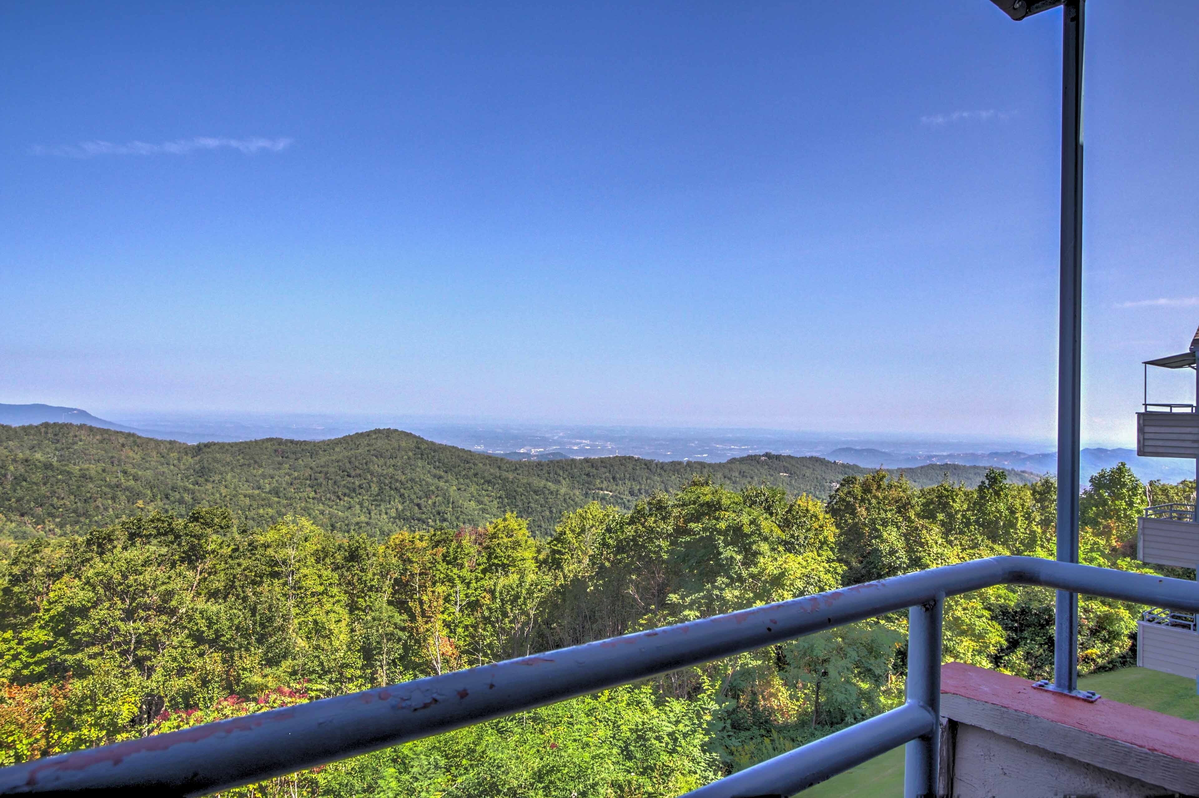 Gatlinburg Condo w/ Pool Access, Balcony, Mtn View