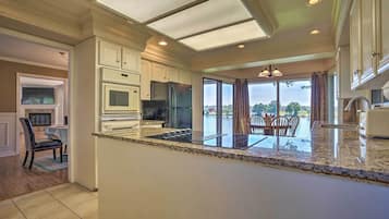 House (5 Bedrooms) | Interior