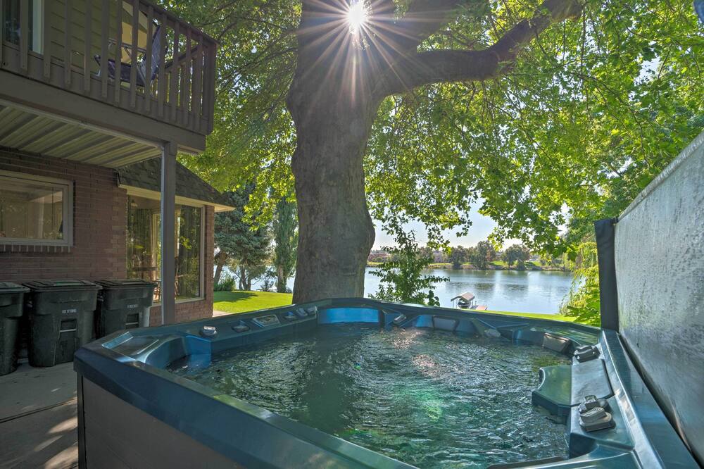 Lake House w/ Hot Tub - 1 Mi to Surf 'n Slide - Warden, WA