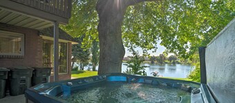 Lake House w/ Hot Tub - 1 Mi to Surf 'n Slide