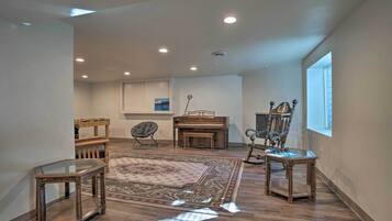 House (5 Bedrooms) | Interior