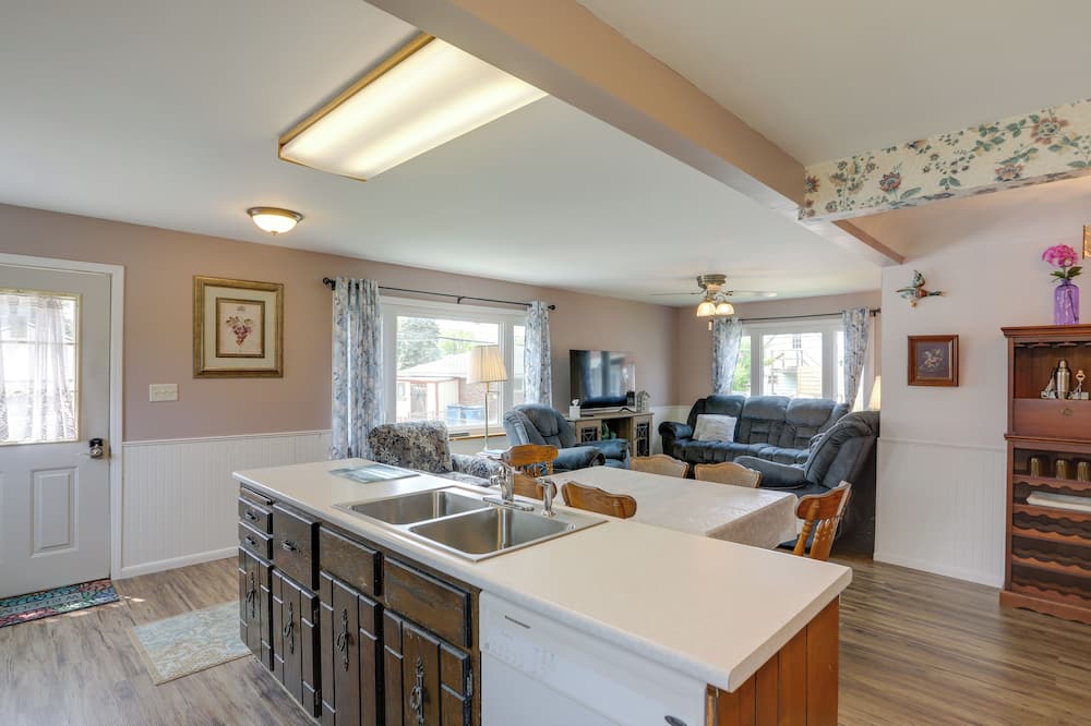 Home w/ Screened-in Porch < 1 Mi to Lake Erie - Lakeside, OH