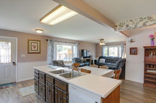 Home w/ Screened-in Porch < 1 Mi to Lake Erie