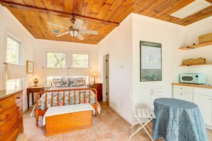 Apartment (0 Bedroom) | Interior - Pet-friendly Garden Studio in Woodland Heights! (Houston)