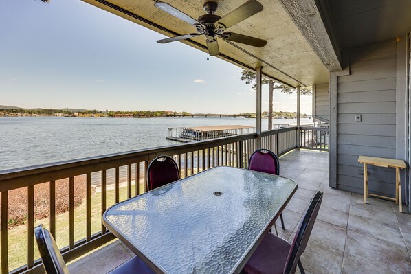 Outdoor dining - Hot Springs Lakefront Condo w/ Marina Access! (Hot Springs)