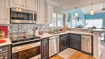 House (2 Bedrooms) | Private kitchen | Microwave, oven, stovetop, dishwasher