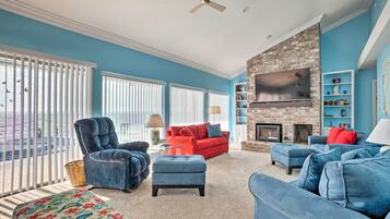 House (2 Bedrooms) | Living area | Fireplace, iPod dock, books