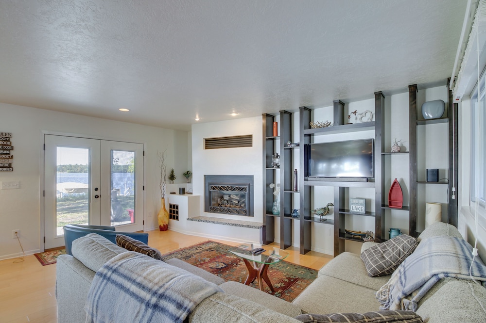 Lakefront Walker Home w/ Boat Dock & Lift!