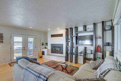 Lakefront Walker Home w/ Boat Dock & Lift!