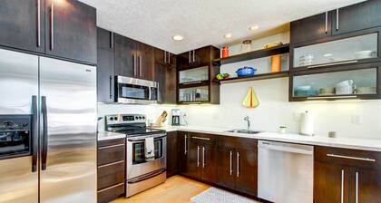 Lakefront Walker Home w/ Boat Dock & Lift!