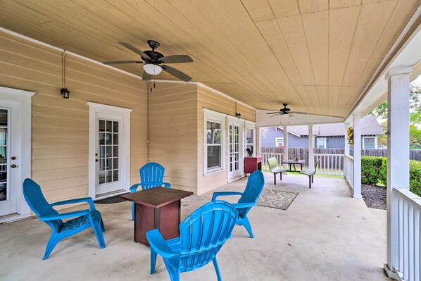 House (4 Bedrooms) | Interior - 1920s Corsicana Home: Group Getaway Near Downtown! (Corsicana)