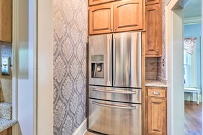 House (4 Bedrooms) | Interior - 1920s Corsicana Home: Group Getaway Near Downtown! (Corsicana)