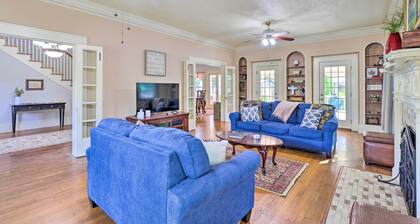1920s Corsicana Home: Group Getaway Near Downtown!