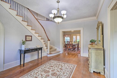 1920s Corsicana Home: Group Getaway Near Downtown!