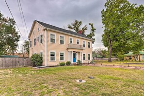 House (4 Bedrooms) | Interior - 1920s Corsicana Home: Group Getaway Near Downtown! (Corsicana)