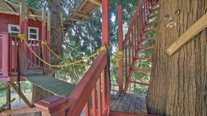 A wooden treehouse with a rope bridge and a ladder. - Lovely Snohomish Studio Near Boating & Hiking (Snohomish)