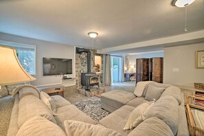 Apartment (0 Bedroom) | Living area - Lovely Snohomish Studio Near Boating & Hiking (Snohomish)