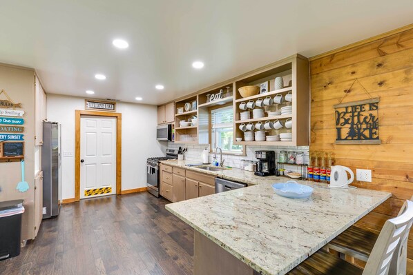 House (2 Bedrooms) | Interior - Lakefront Daingerfield Retreat w/ Shared Dock! (Daingerfield)