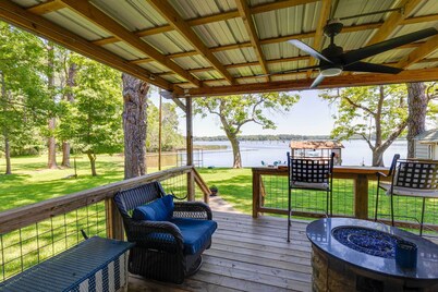 Lakefront Daingerfield Retreat w/ Shared Dock!