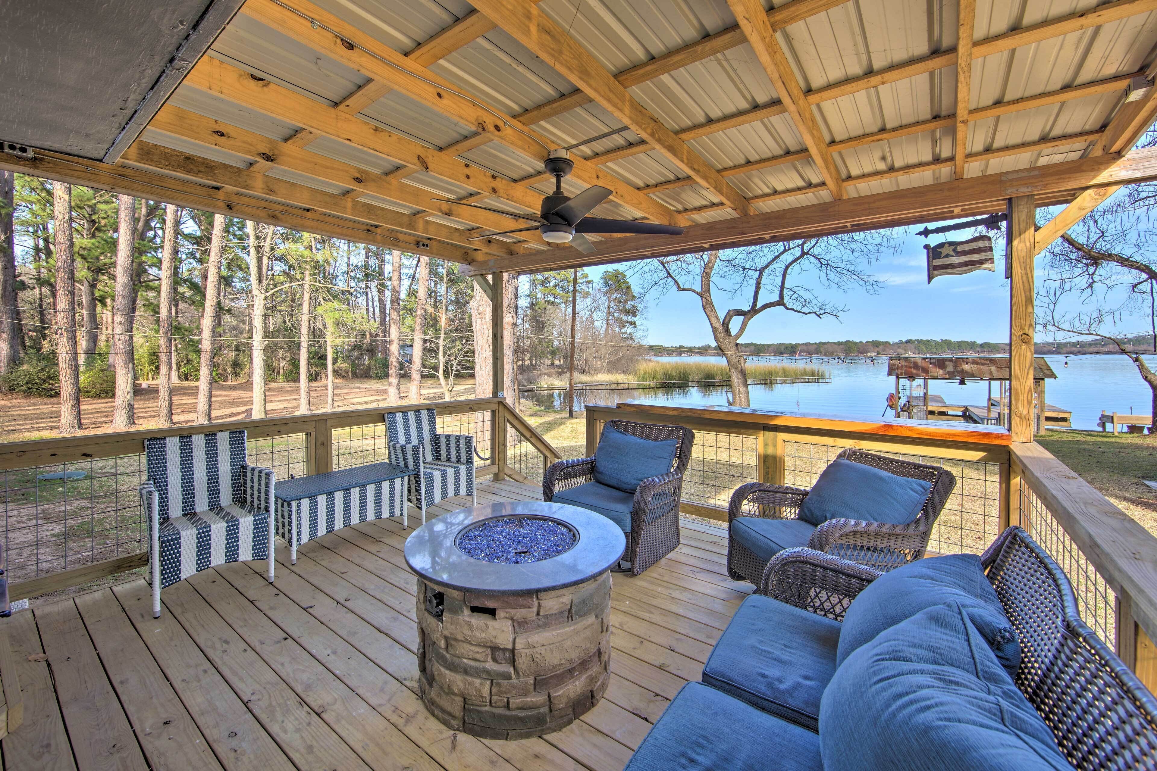 Lakefront Daingerfield Retreat w/ Shared Dock!